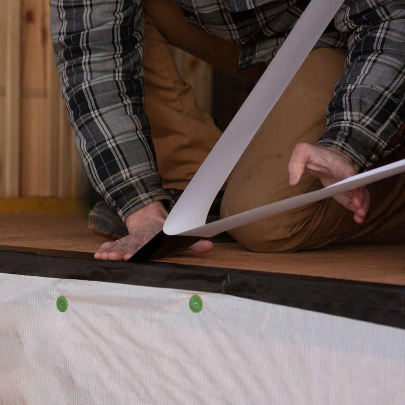 FrogTape شريط فلاشينغ احترافي للنوافذ والأبواب، عرض 6 بوصات - لفة 75 قدم، شريط فلاشينغ مقاوم لجميع الأحوال الجوية والأشعة فوق البنفسجية مع لاصق أكريليكي متقدم - 10 مل - أسود - Image 3